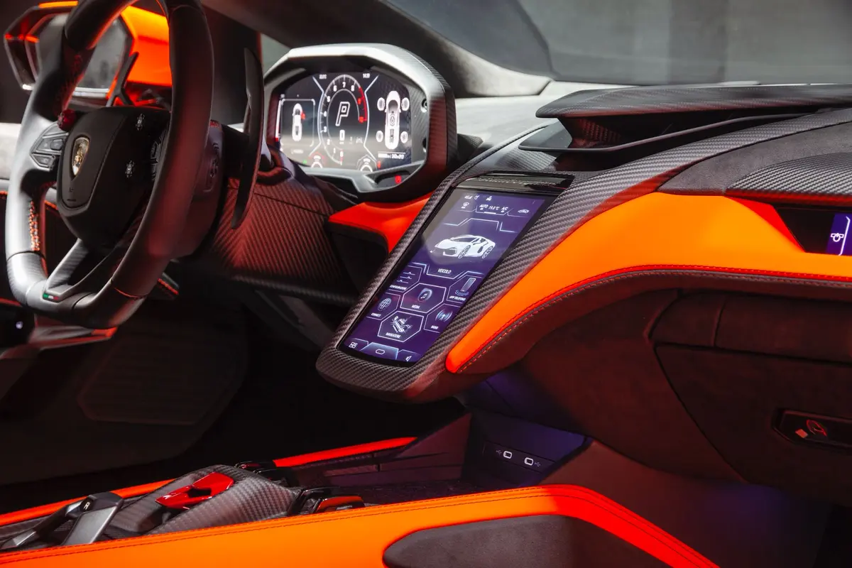 Lamborghini Revuelto 2026, salpicadero — Priveo Cars, Europa