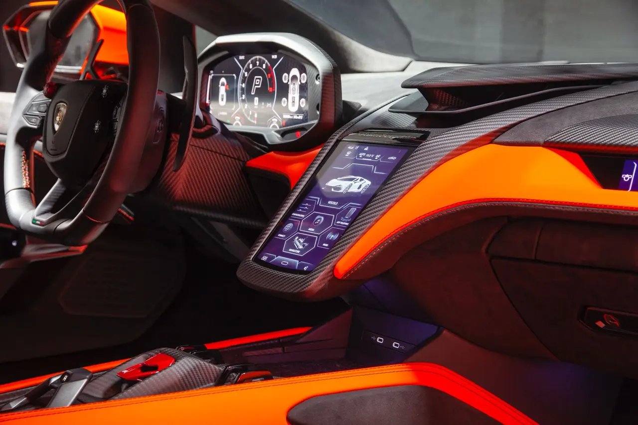 Lamborghini Revuelto 2026, salpicadero — Priveo Cars, Europa