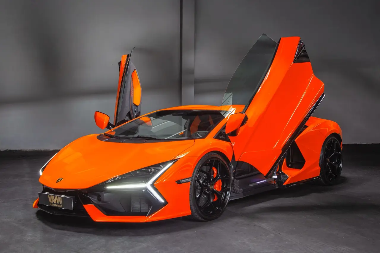 Lamborghini Revuelto 2026, perfil lateral — Priveo Cars, Europa