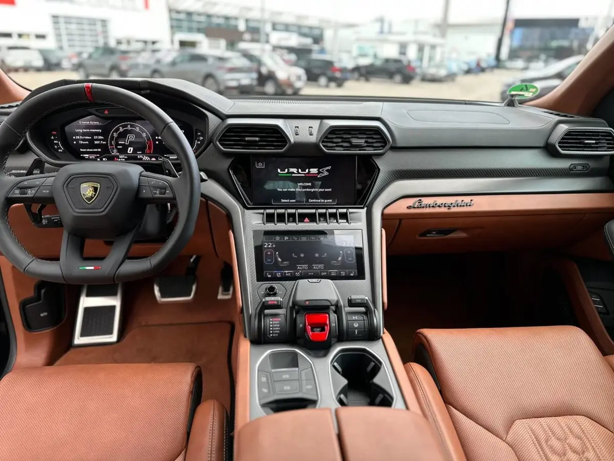 Lamborghini Urus S 2023, vista trasera — Priveo Cars, Europa