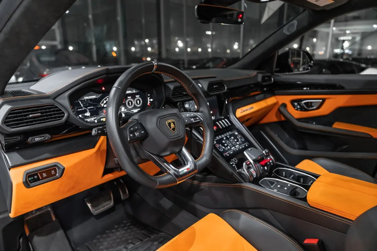 Lamborghini Urus S 2024, salpicadero — Priveo Cars, Europa