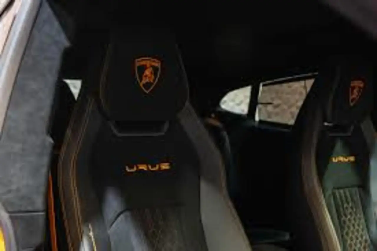 Lamborghini Urus S 2024, vista posteriore — Priveo Cars, Europa. Lamborghini Urus S 2024