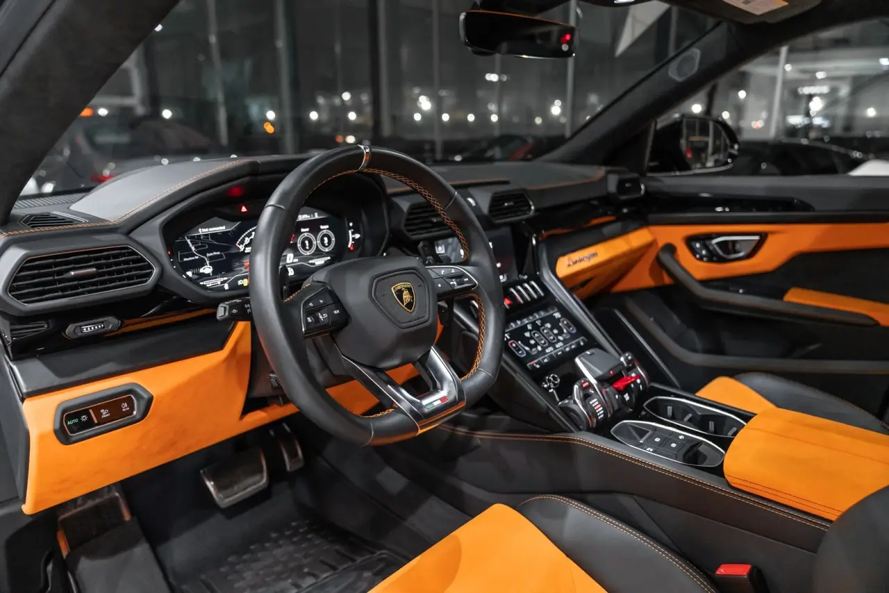 Lamborghini Urus S 2024, cruscotto — Priveo Cars, Europa. Lamborghini Urus S 2024