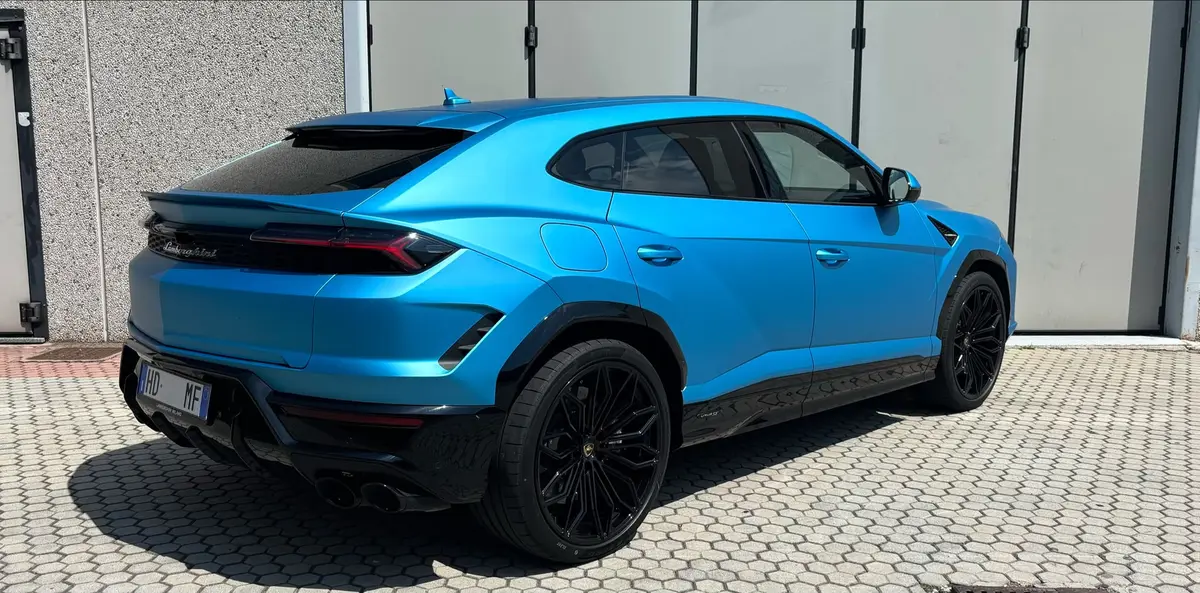 Lamborghini Urus SE 2025, vista frontal — Priveo Cars, Europa