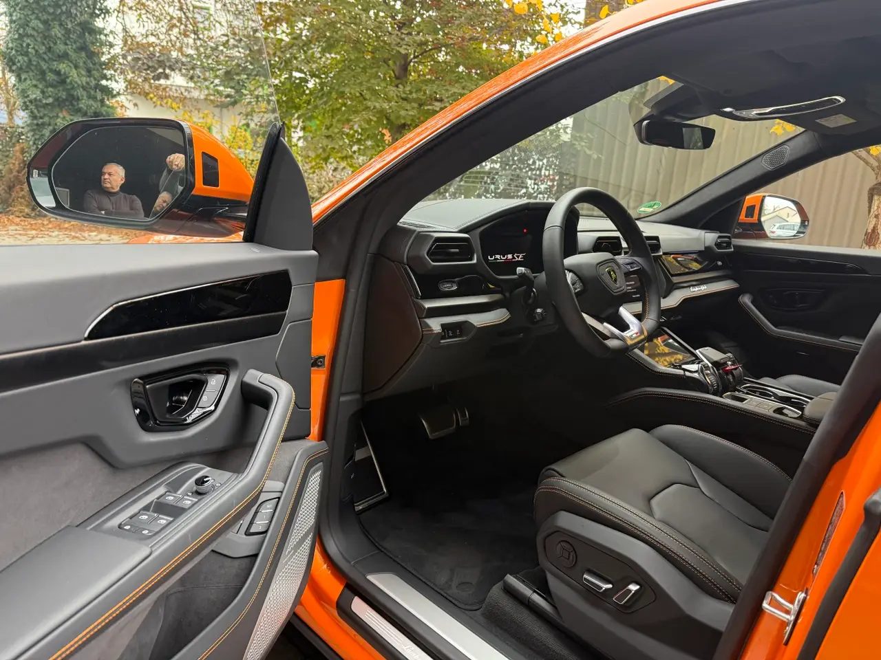 Lamborghini URUS SE 2025, interni — Priveo Cars, Europa. Lamborghini URUS SE 2025
