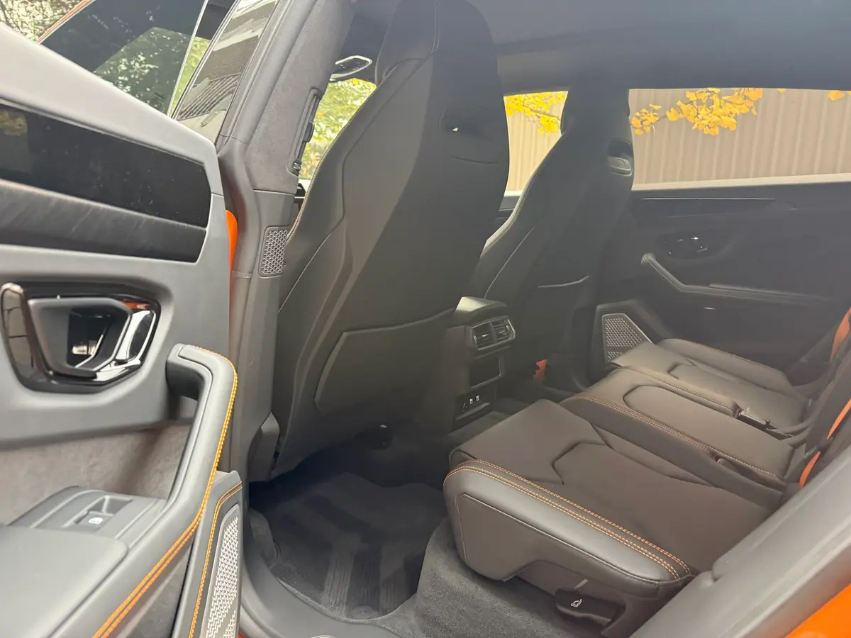 Lamborghini URUS SE 2025, приборная панель — Priveo Cars, Европа