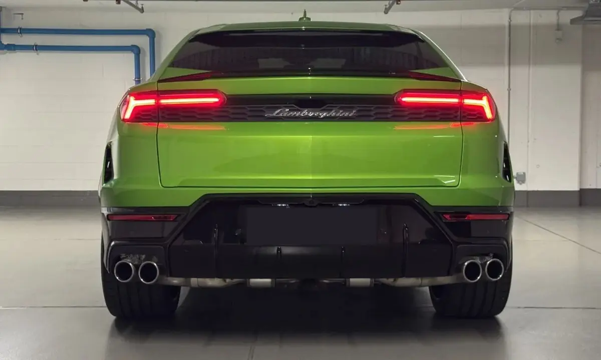Lamborghini Urus SE 2026, vista trasera — Priveo Cars, Europa