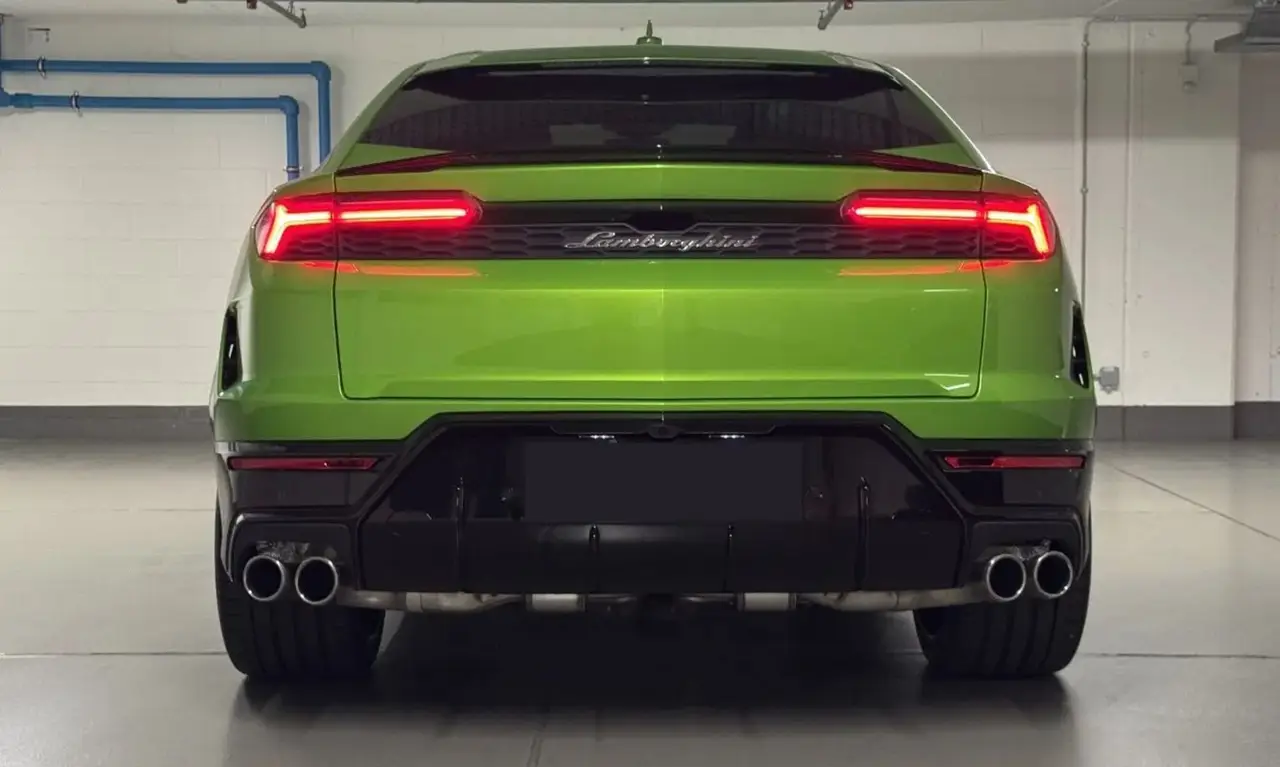 Lamborghini Urus SE 2026, vista posteriore — Priveo Cars, Europa. Lamborghini Urus SE 2026