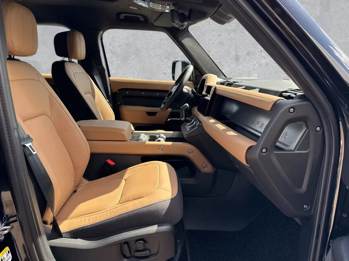 Land Rover Defender 2024, вид спереди — Priveo Cars, Европа