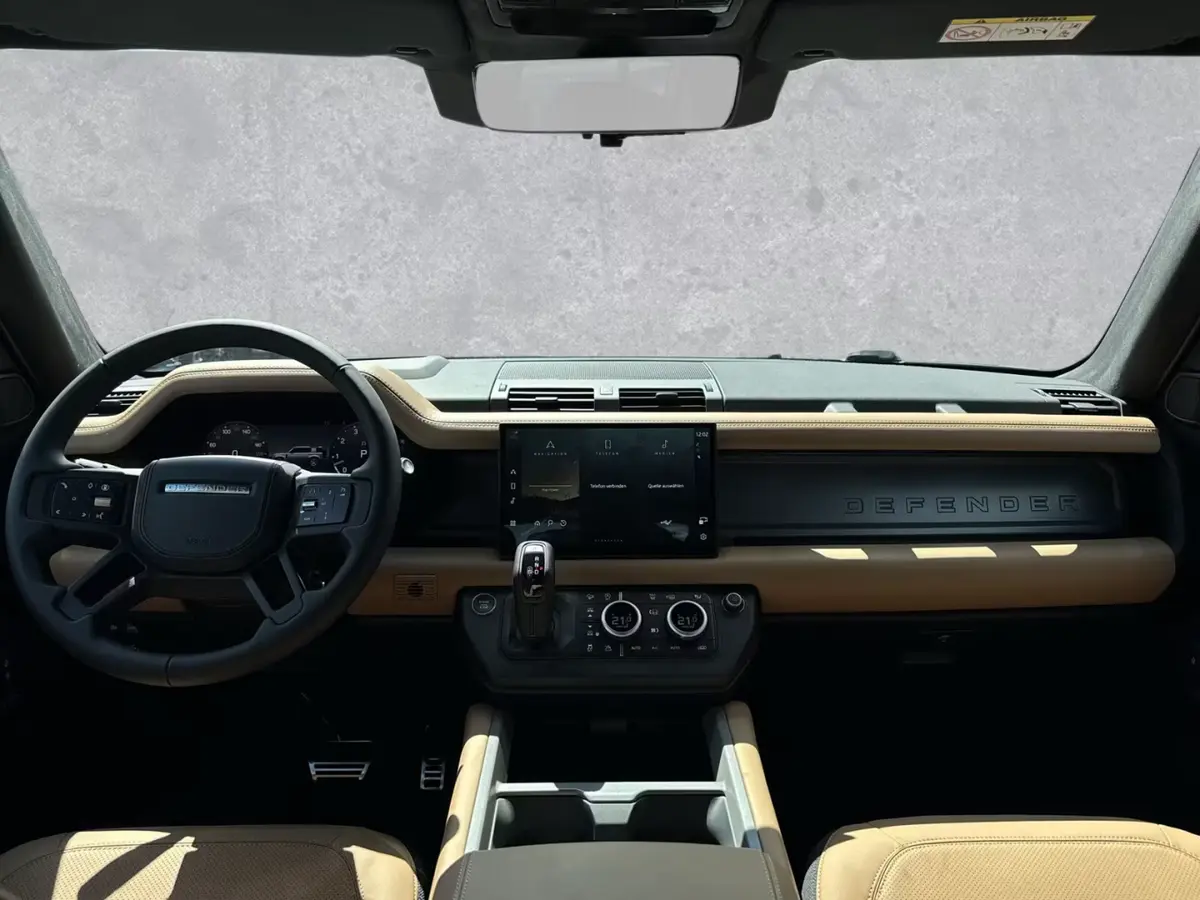 Land Rover Defender 2024, вид сзади — Priveo Cars, Европа