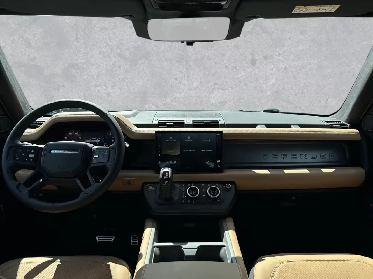 Land Rover Defender 2024, vista posteriore — Priveo Cars, Europa. Land Rover Defender 2024