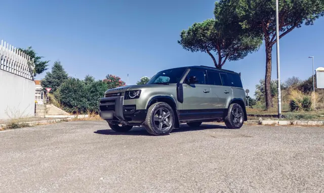 Land Rover Defender X-Dynamic 7 seater 2024 — Priveo Cars, Europa