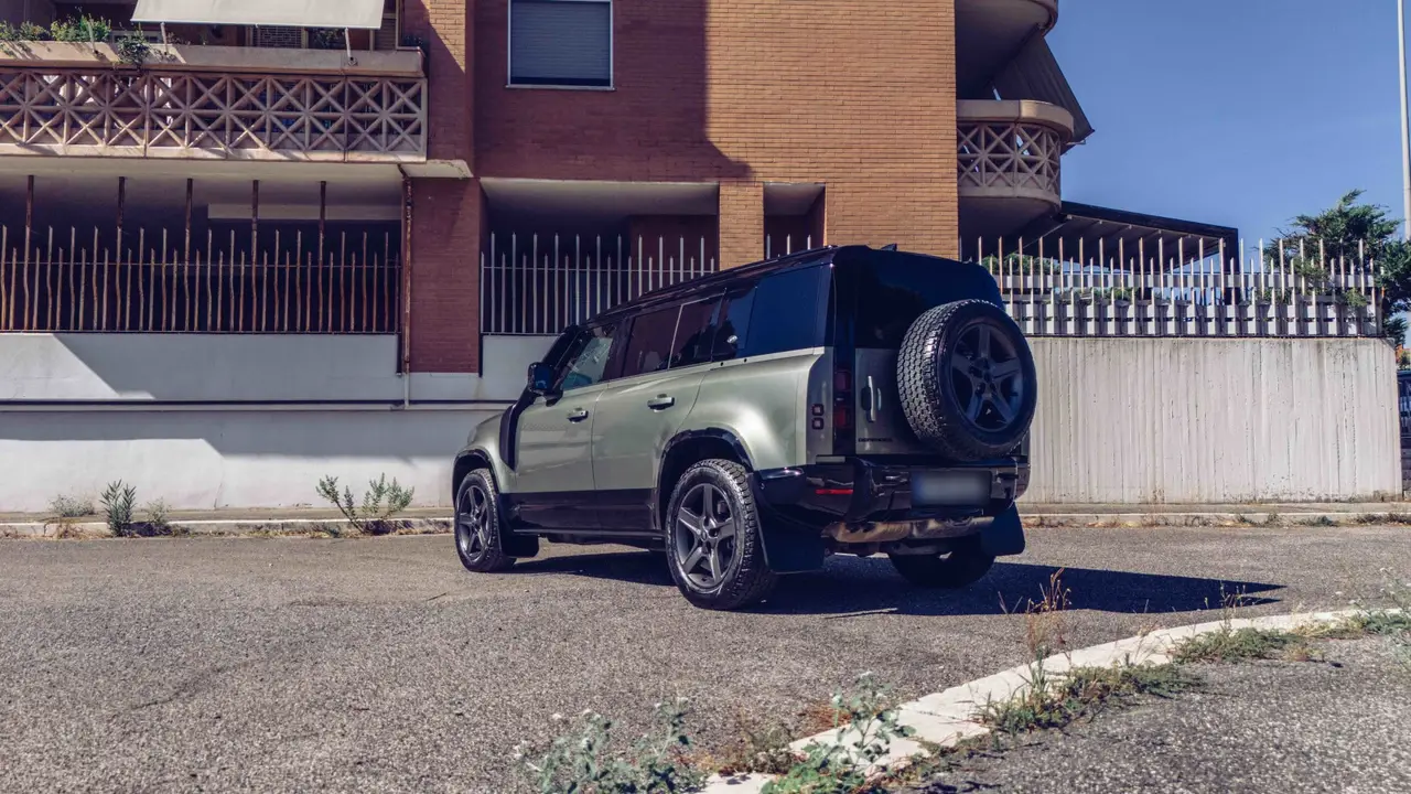 Land Rover Defender X-Dynamic 7 seater 2024, vista frontale — Priveo Cars, Europa. Land Rover Defender X-Dynamic 7 seater 2024