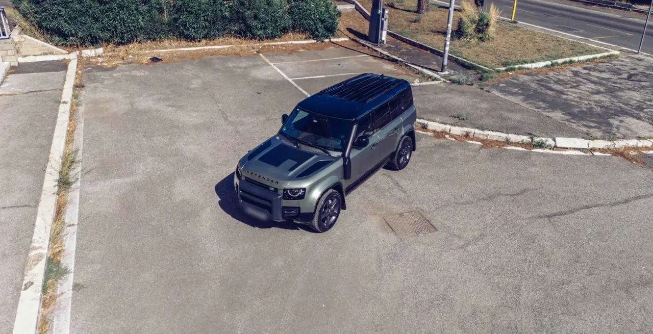 Land Rover Defender X-Dynamic 7 seater 2024, vista posteriore — Priveo Cars, Europa. Land Rover Defender X-Dynamic 7 seater 2024