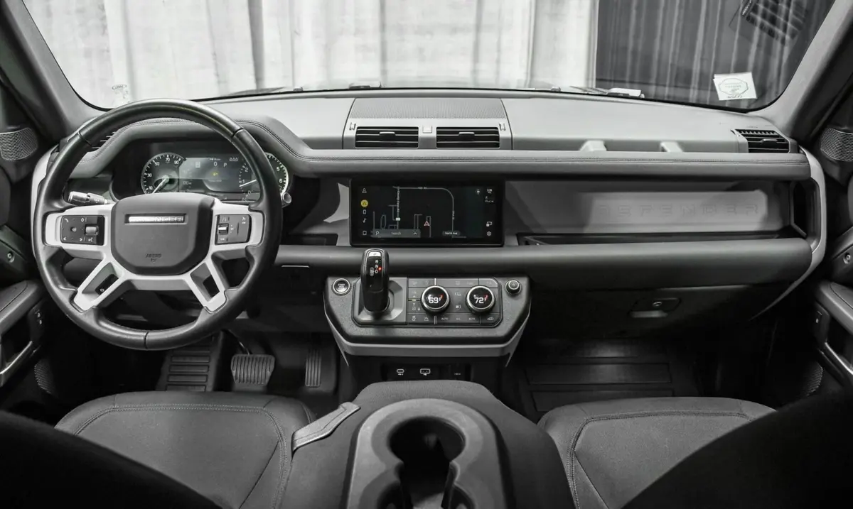 Land Rover Defender X-Dynamic 7 seater 2024, salpicadero — Priveo Cars, Europa