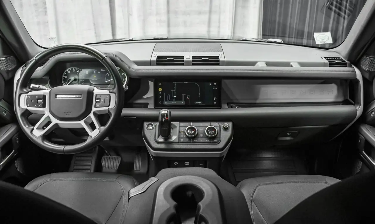 Land Rover Defender X-Dynamic 7 seater 2024, cruscotto — Priveo Cars, Europa. Land Rover Defender X-Dynamic 7 seater 2024