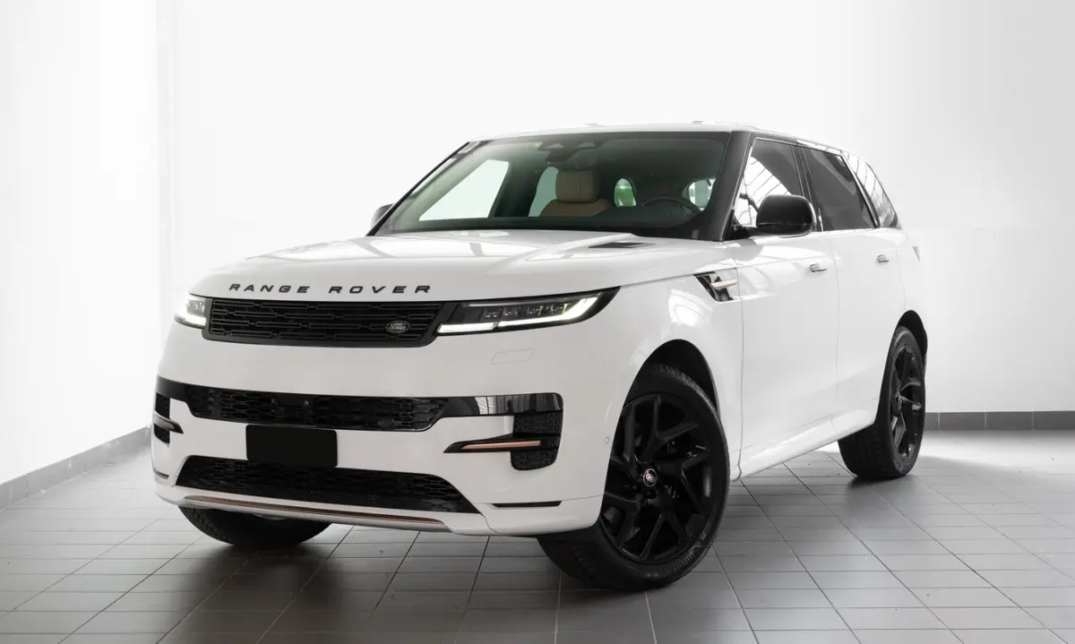 Land Rover Range Rover Sport 2025, vista posteriore — Priveo Cars, Europa