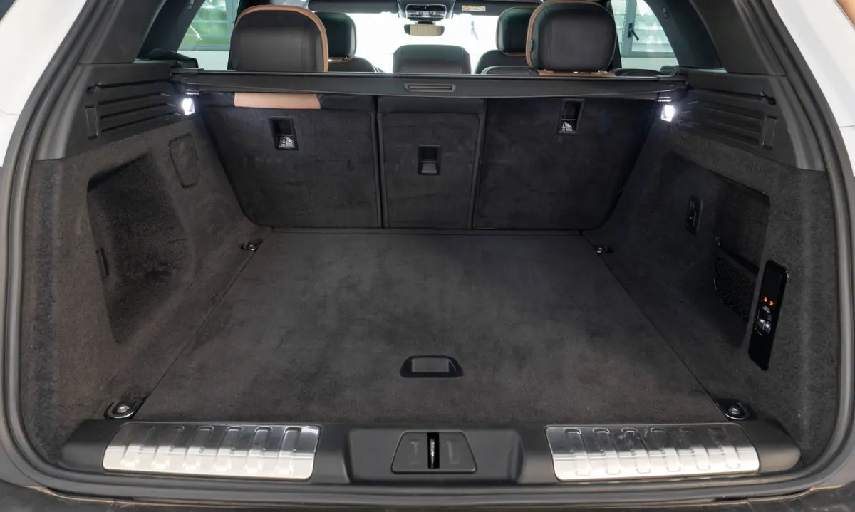 Land Rover Range Rover Sport 2025, interni — Priveo Cars, Europa