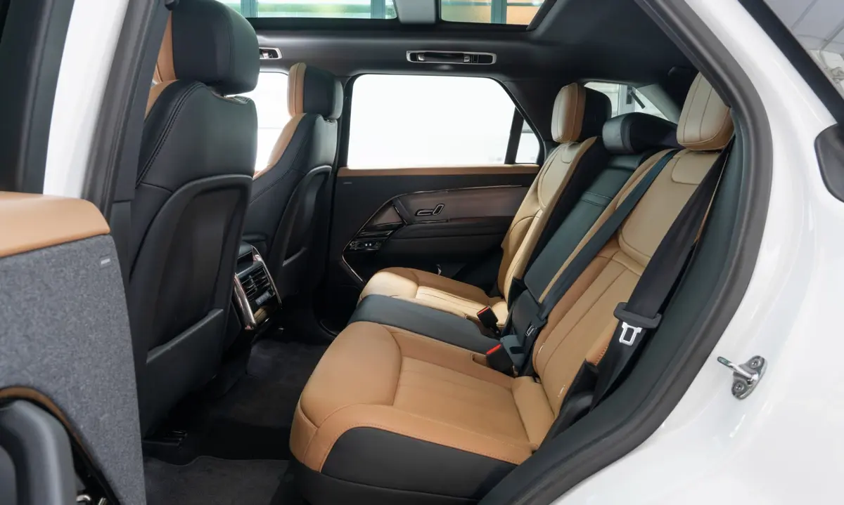 Land Rover Range Rover Sport 2025, profilo laterale — Priveo Cars, Europa