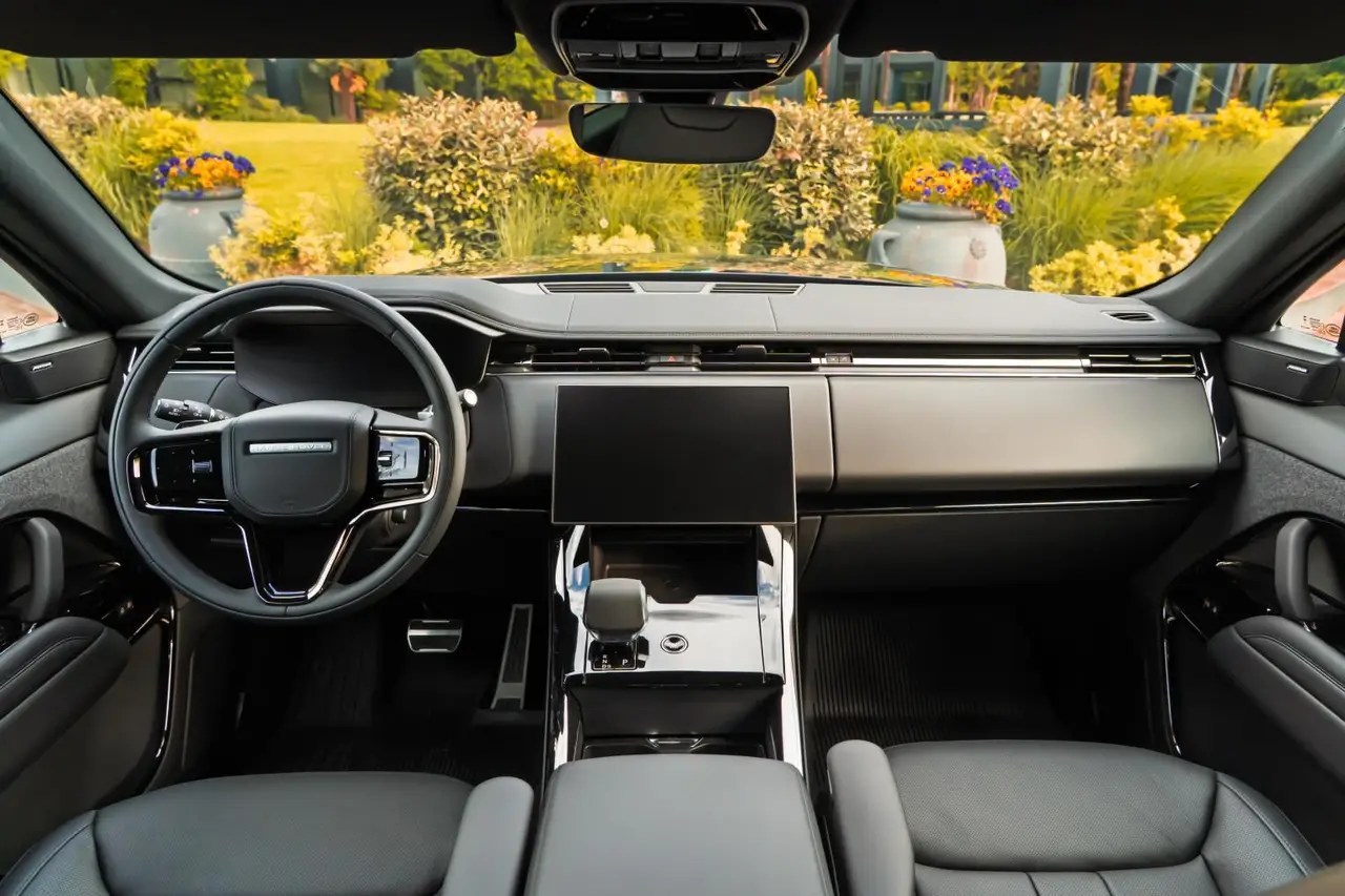Land Rover Range Rover Sport Dynamic SE 2025, esterno — Priveo Cars, Europa. Land Rover Range Rover Sport Dynamic SE 2025
