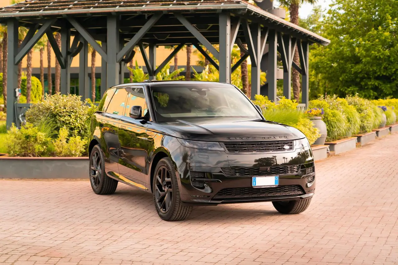 Land Rover Range Rover Sport Dynamic SE 2025, vista frontale — Priveo Cars, Europa. Land Rover Range Rover Sport Dynamic SE 2025