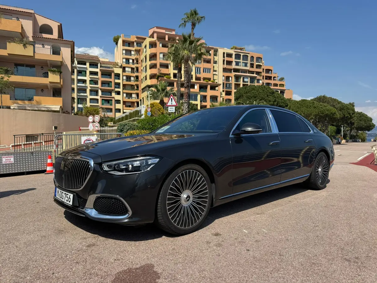 Maybach S580 2023, приборная панель — Priveo Cars, Европа