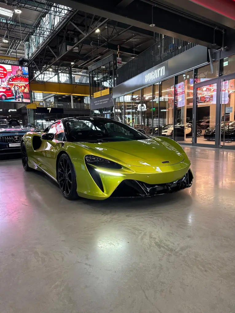 McLaren Artura Spider 2024, vista frontale — Priveo Cars, Europa. McLaren Artura Spider 2024