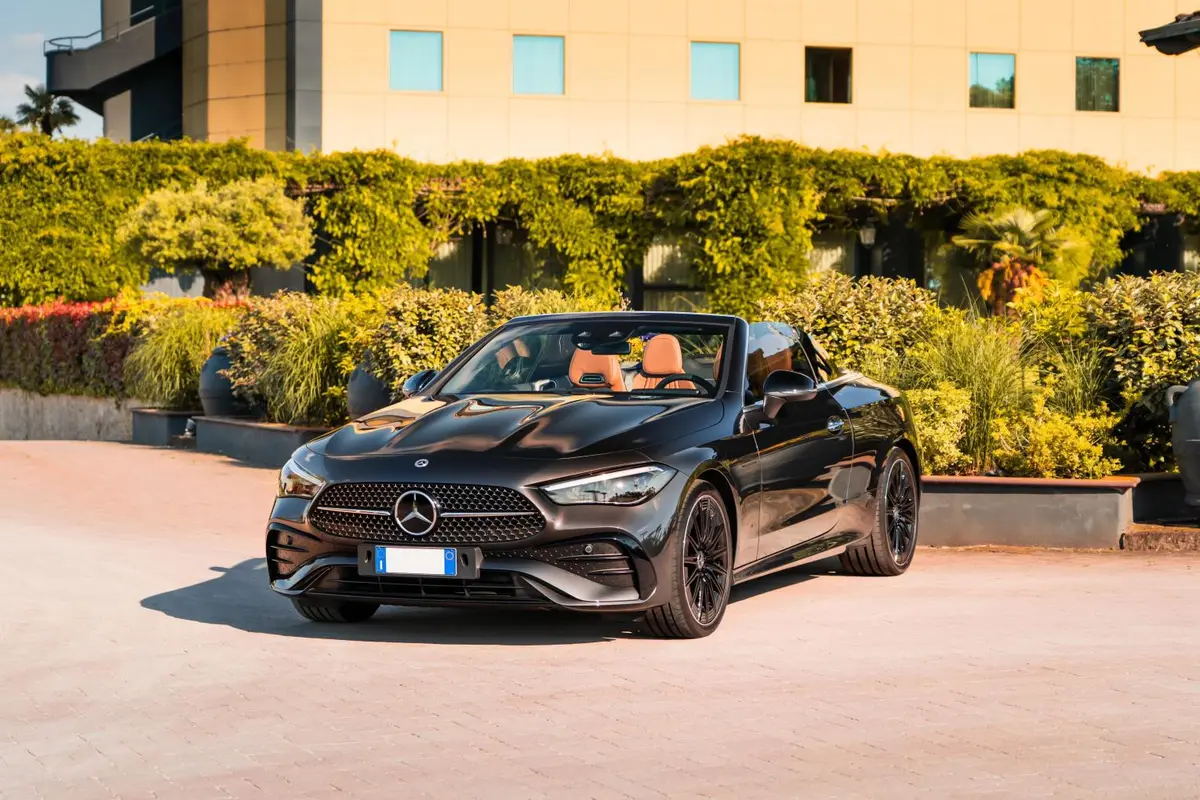 Mercedes Benz CLE 300 Cabriolet AMG Premium 2025, salpicadero — Priveo Cars, Europa