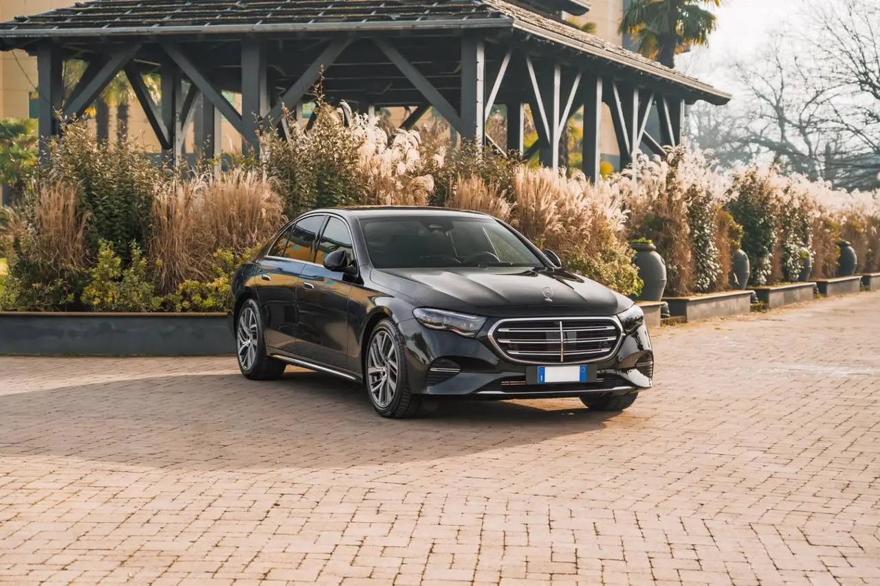 Mercedes Benz E-klasse 220d Premium Plus 2026, vista posteriore — Priveo Cars, Europa. Mercedes Benz E-klasse 220d Premium Plus 2026