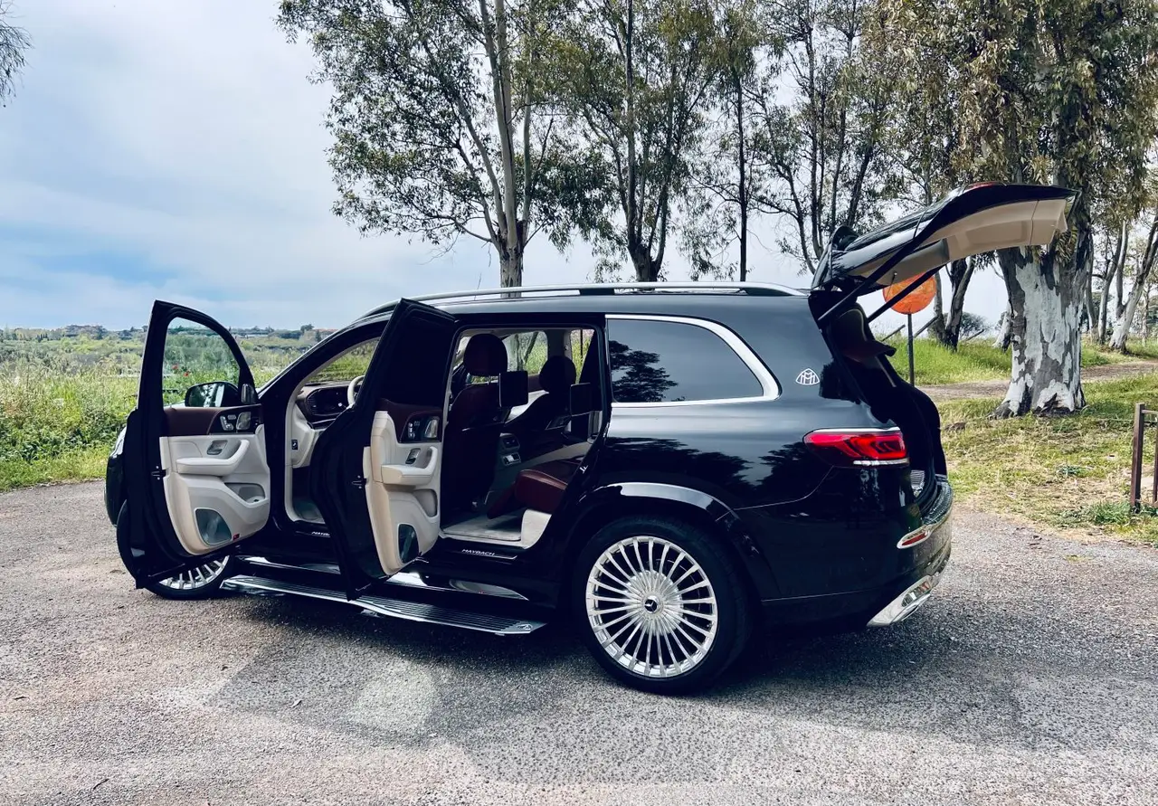 Mercedes Benz GLS Maybach 2022, vista posteriore — Priveo Cars, Europa. Mercedes Benz GLS Maybach 2022