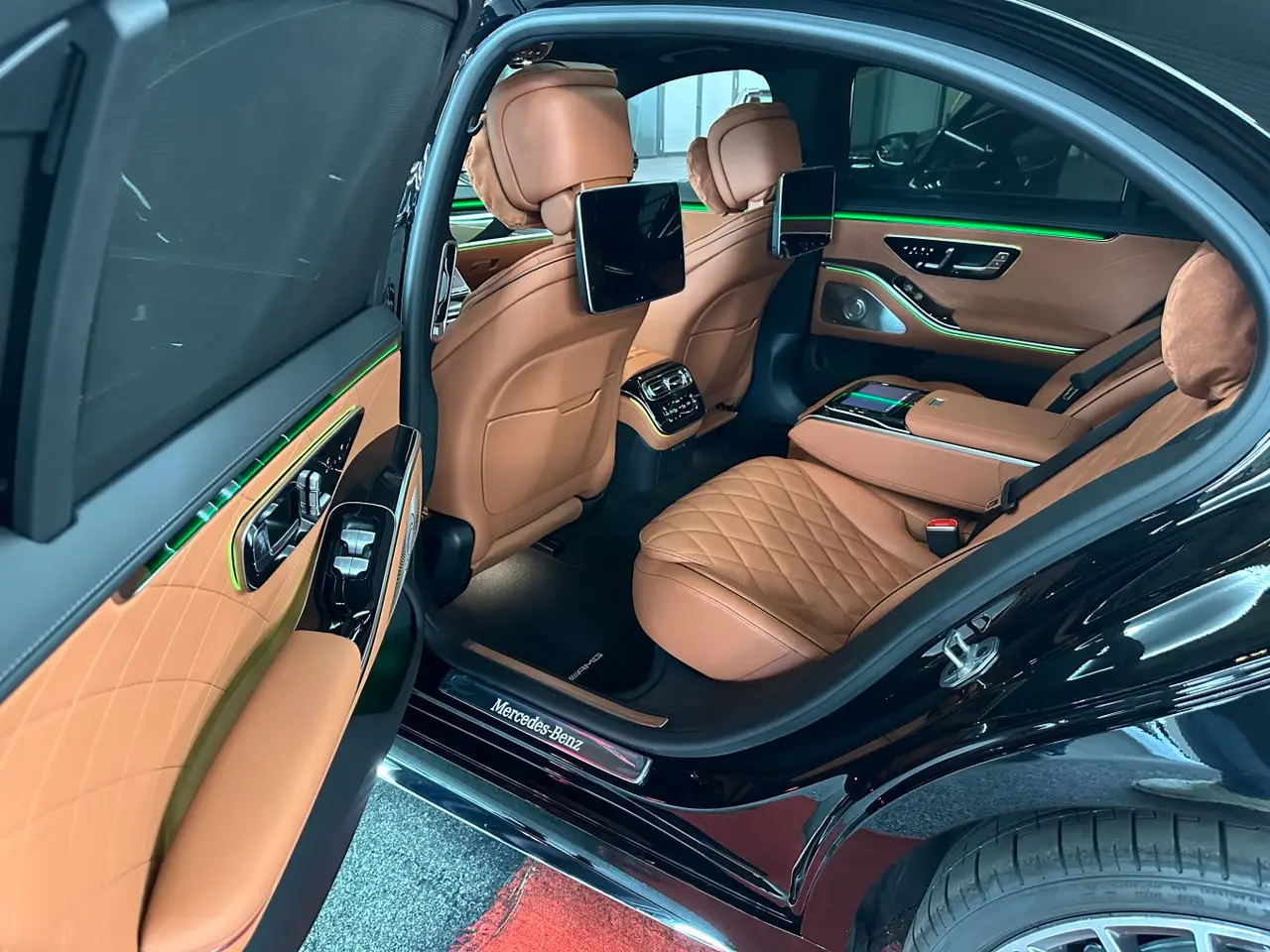 Mercedes Benz S-klasse S400 Long 4-Matic 2023, vista posteriore — Priveo Cars, Europa. Mercedes Benz S-klasse S400 Long 4-Matic 2023