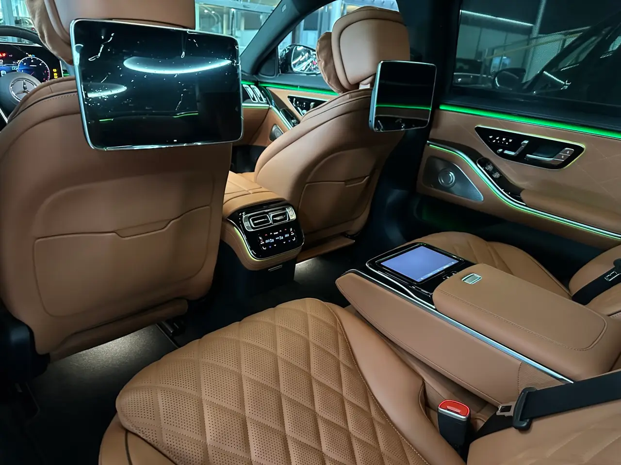 Mercedes Benz S-klasse S400 Long 4-Matic 2023, interni — Priveo Cars, Europa. Mercedes Benz S-klasse S400 Long 4-Matic 2023