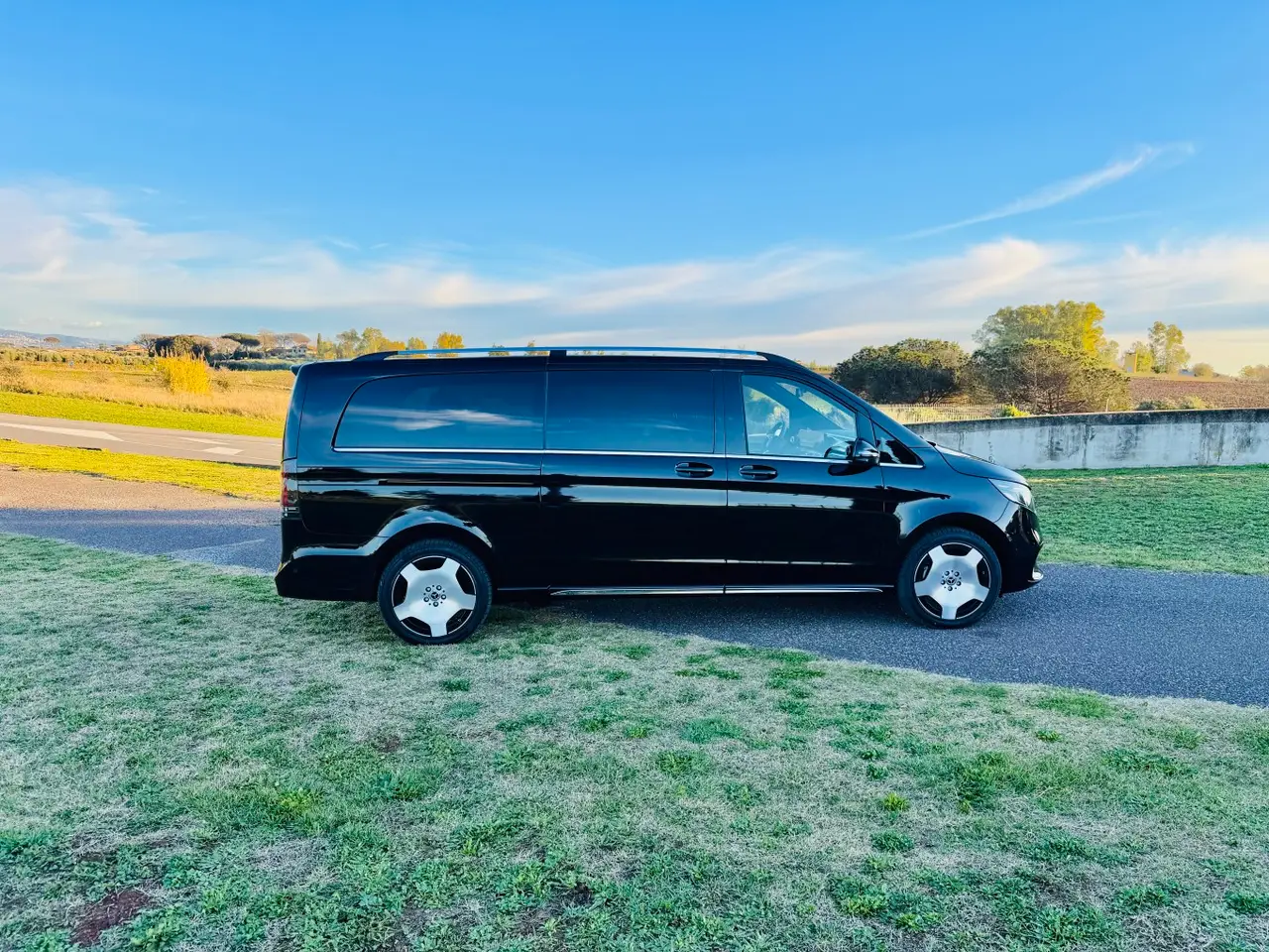 Mercedes Benz V300 4x4 XL Exclusive 7 seats 2025, vista frontale — Priveo Cars, Europa. Mercedes Benz V300 4x4 XL Exclusive 7 seats 2025
