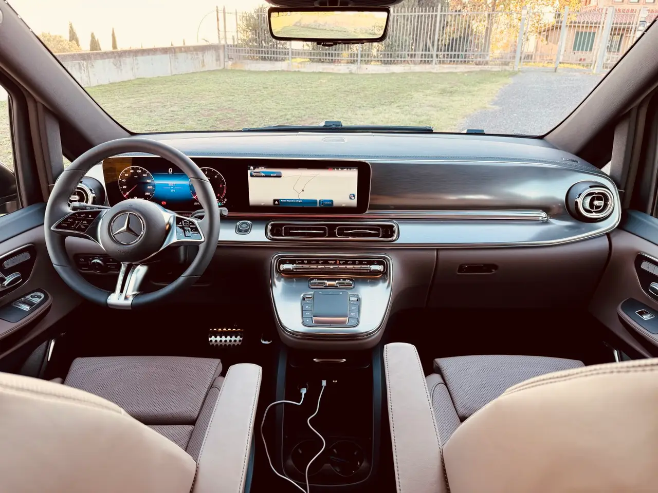 Mercedes Benz V300 4x4 XL Exclusive 7 seats 2025, cruscotto — Priveo Cars, Europa. Mercedes Benz V300 4x4 XL Exclusive 7 seats 2025