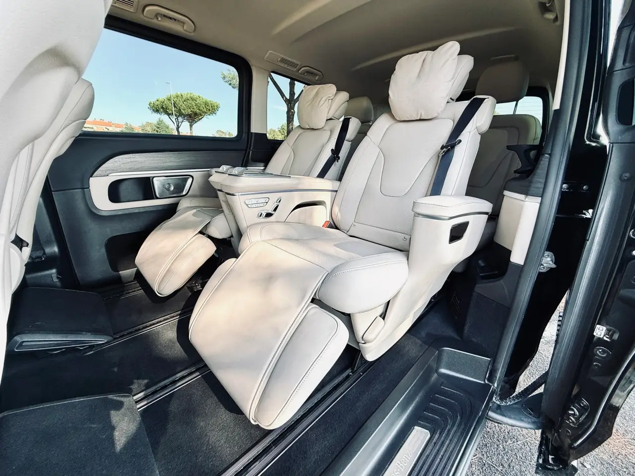 Mercedes Benz V300 4x4 XL VIP (Captain, 7 seat) 2025, esterno — Priveo Cars, Europa. Mercedes Benz V300 4x4 XL VIP (Captain, 7 seat) 2025