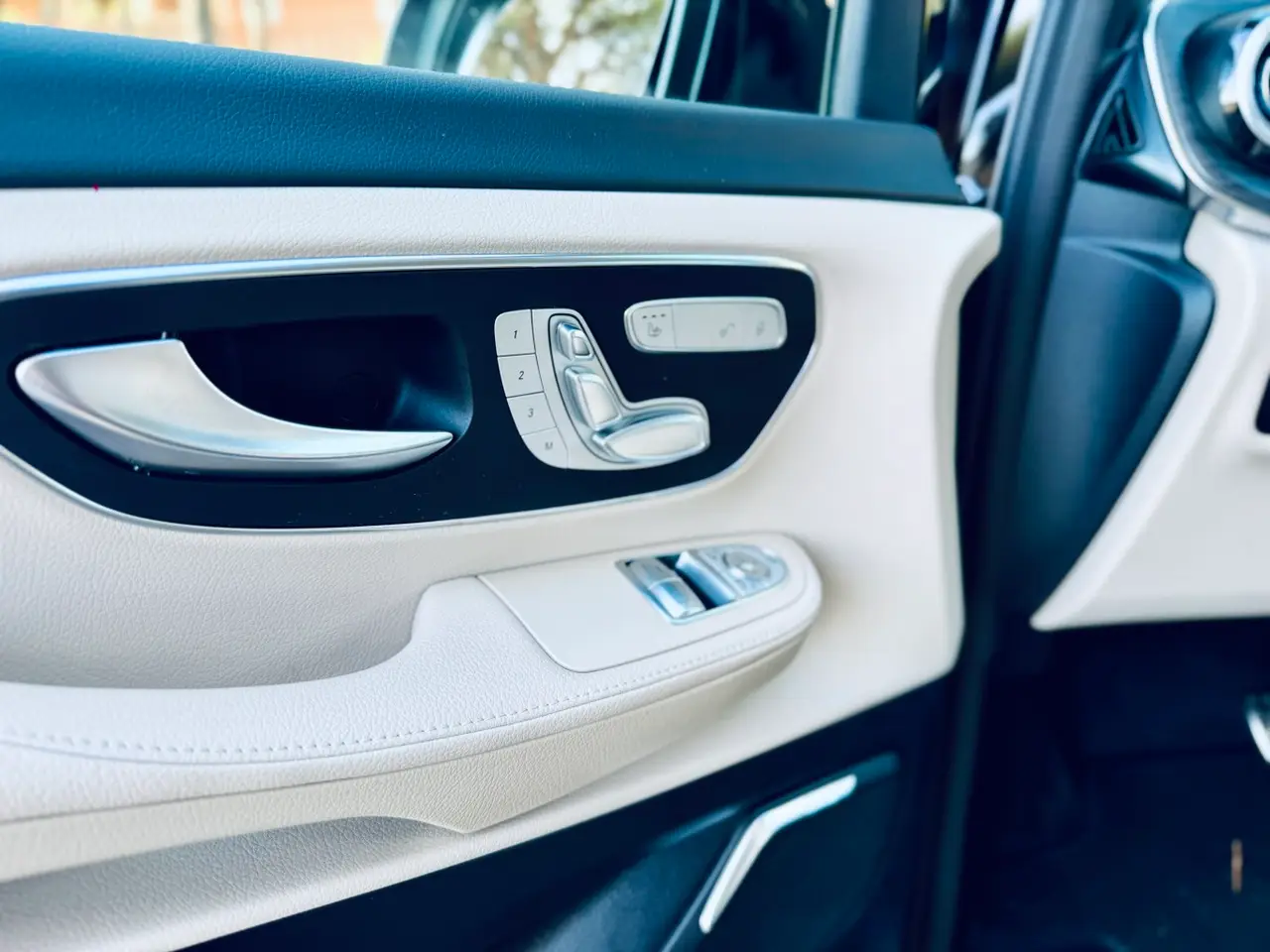 Mercedes Benz V300 4x4 XL VIP (Captain, 7 seat) 2025, vista frontale — Priveo Cars, Europa. Mercedes Benz V300 4x4 XL VIP (Captain, 7 seat) 2025