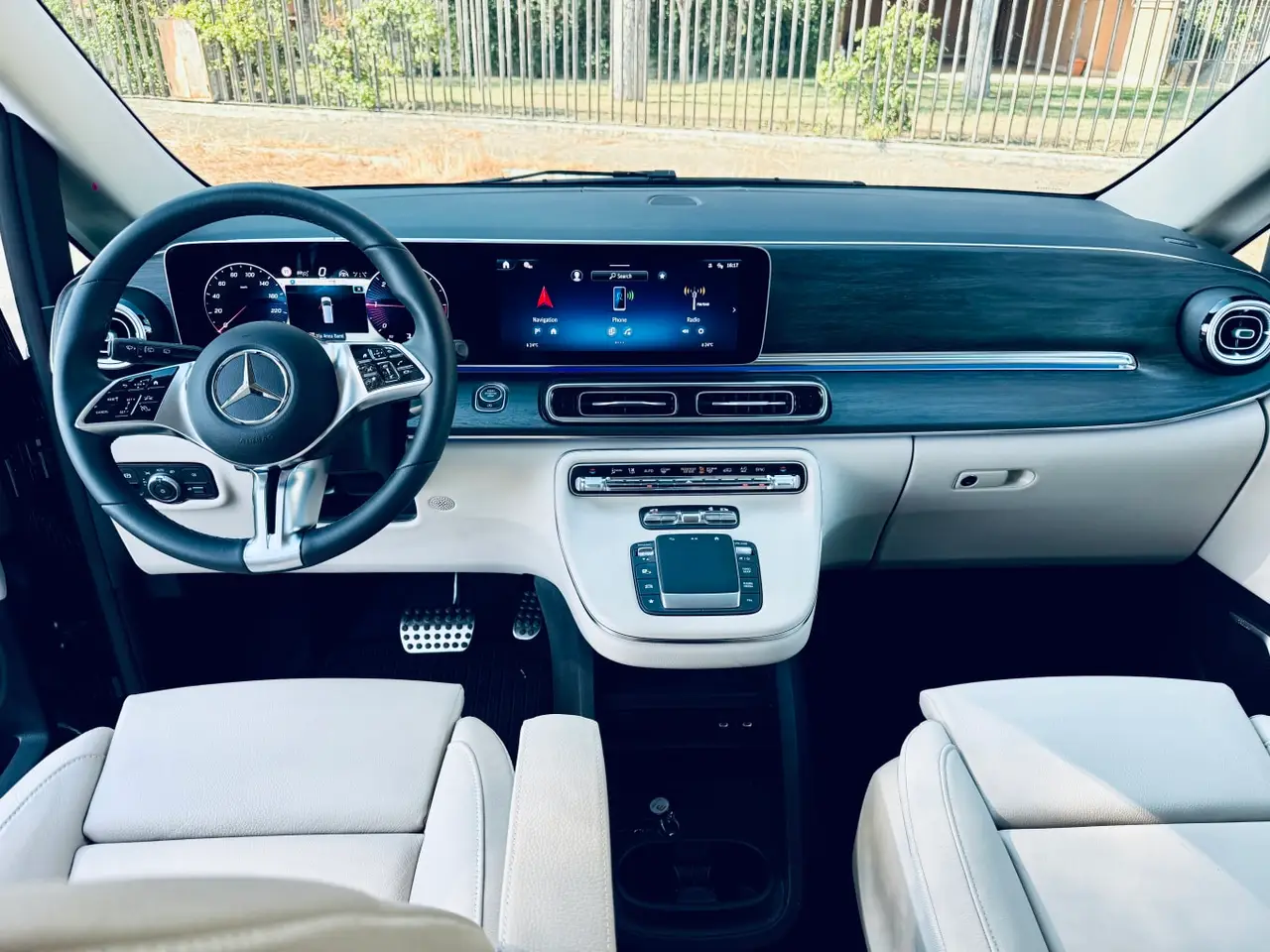 Mercedes Benz V300 4x4 XL VIP (Captain, 7 seat) 2025, vista posteriore — Priveo Cars, Europa. Mercedes Benz V300 4x4 XL VIP (Captain, 7 seat) 2025