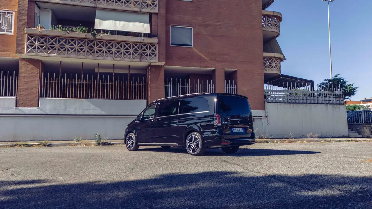 Mercedes Benz V300 4x4 XL VIP (Captain, 7 seat) 2025, interni — Priveo Cars, Europa. Mercedes Benz V300 4x4 XL VIP (Captain, 7 seat) 2025