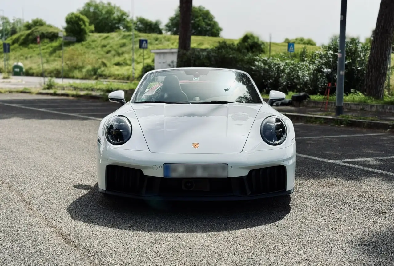 Porsche 992.2 Carrera 4 GTS Cabrio 2025, esterno — Priveo Cars, Europa. Porsche 992.2 Carrera 4 GTS Cabrio 2025