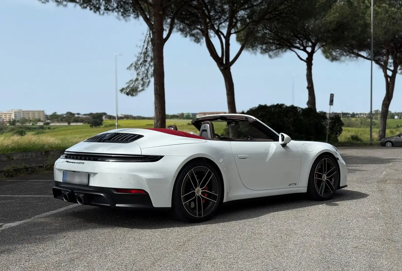 Porsche 992.2 Carrera 4 GTS Cabrio 2025, vista frontale — Priveo Cars, Europa. Porsche 992.2 Carrera 4 GTS Cabrio 2025