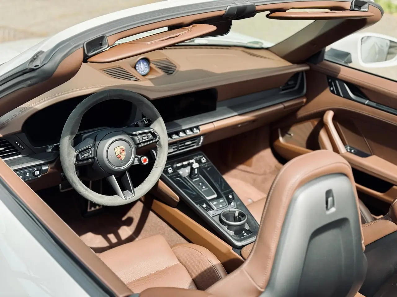 Porsche 992.2 Carrera 4 GTS Cabrio 2025, interni — Priveo Cars, Europa. Porsche 992.2 Carrera 4 GTS Cabrio 2025