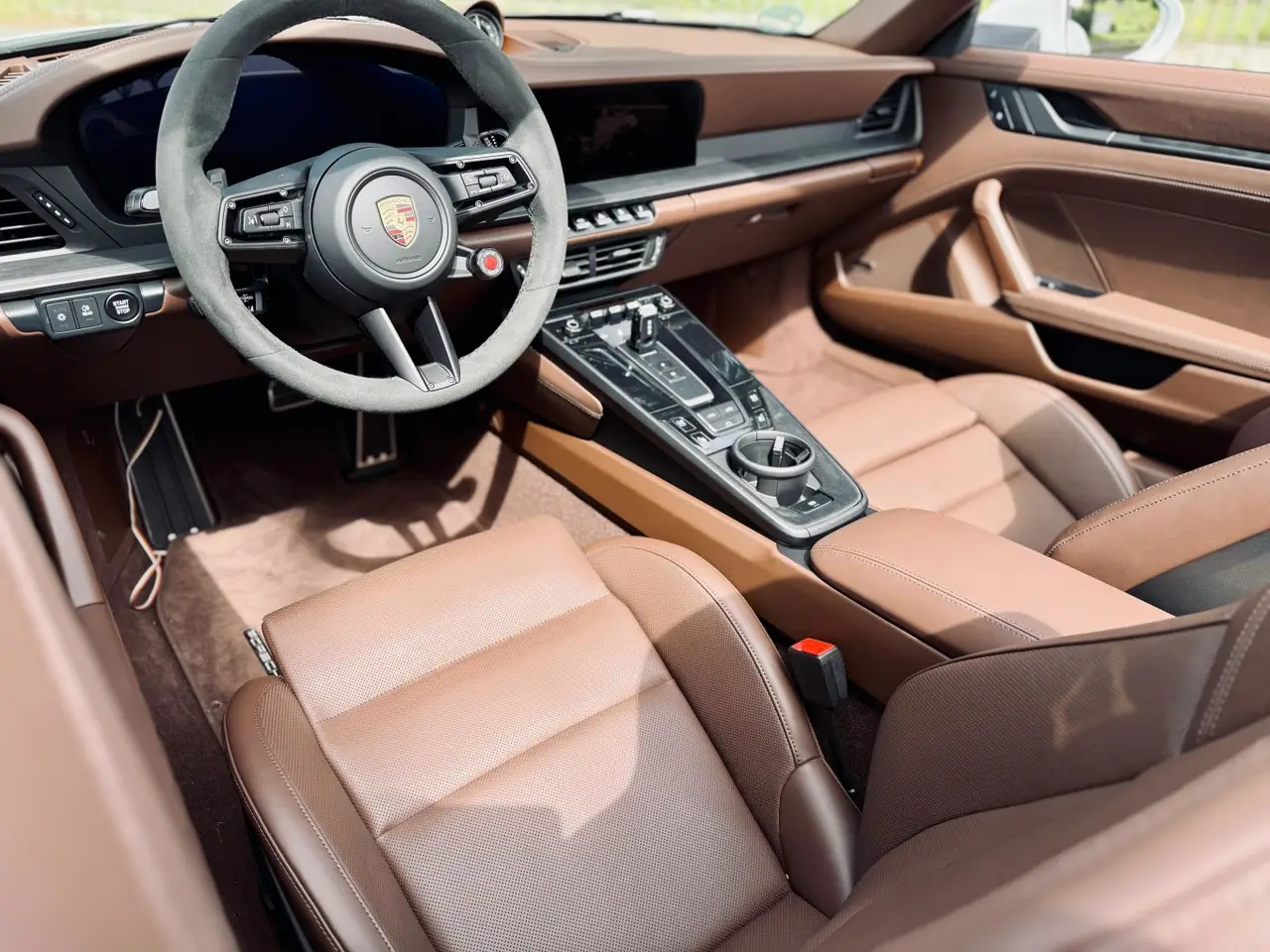 Porsche 992.2 Carrera 4 GTS Cabrio 2025, cruscotto — Priveo Cars, Europa. Porsche 992.2 Carrera 4 GTS Cabrio 2025