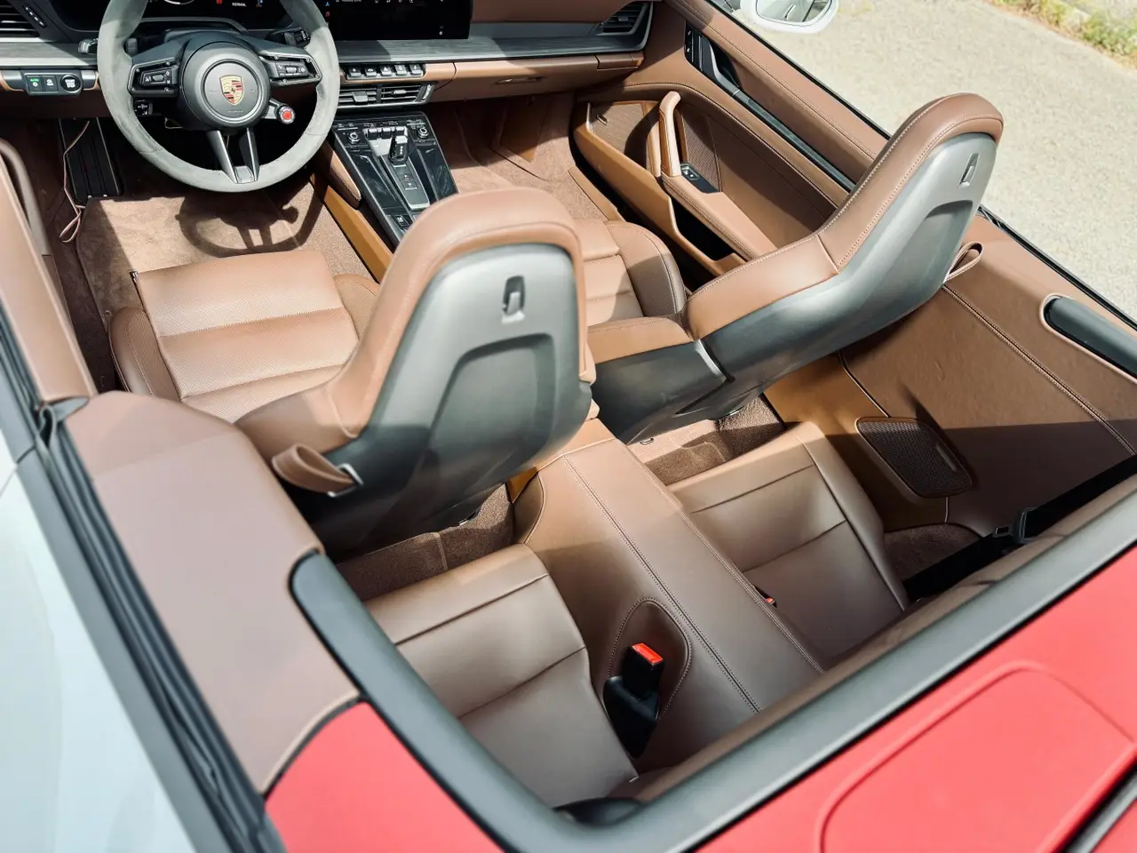 Porsche 992.2 Carrera 4 GTS Cabrio 2025, profilo laterale — Priveo Cars, Europa. Porsche 992.2 Carrera 4 GTS Cabrio 2025