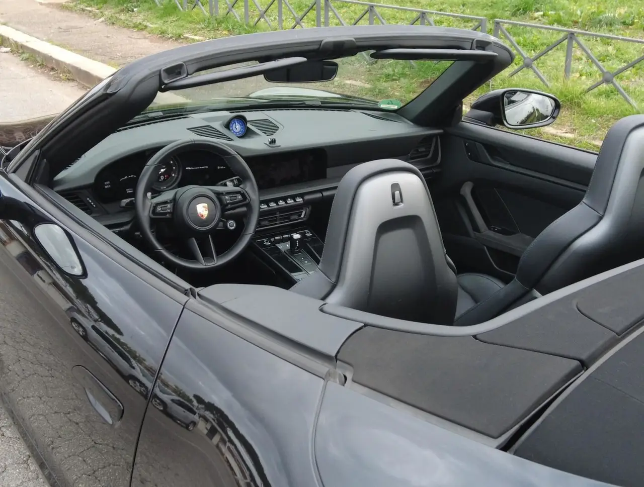 Porsche 992 Carrera 4 GTS Cabrio 2024, interni — Priveo Cars, Europa. Porsche 992 Carrera 4 GTS Cabrio 2024