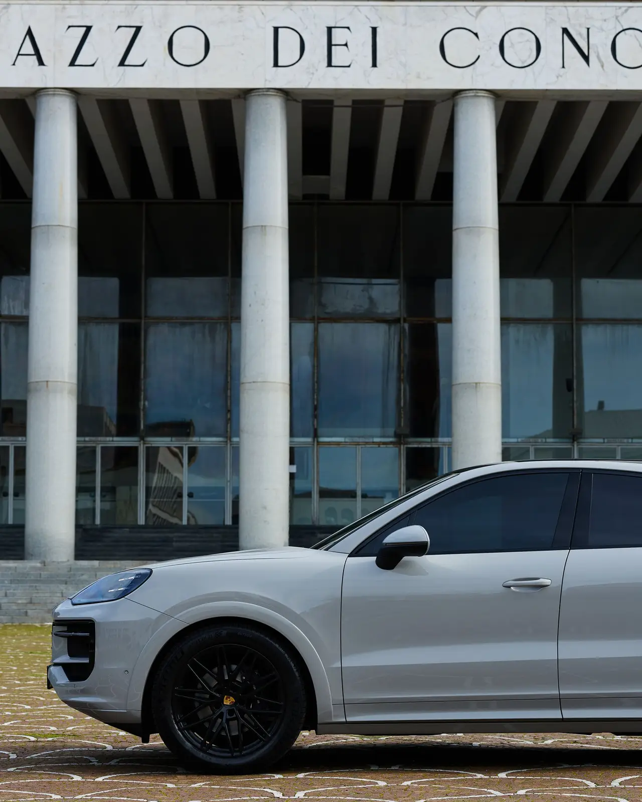Porsche Cayenne 2025, vista frontale — Priveo Cars, Europa