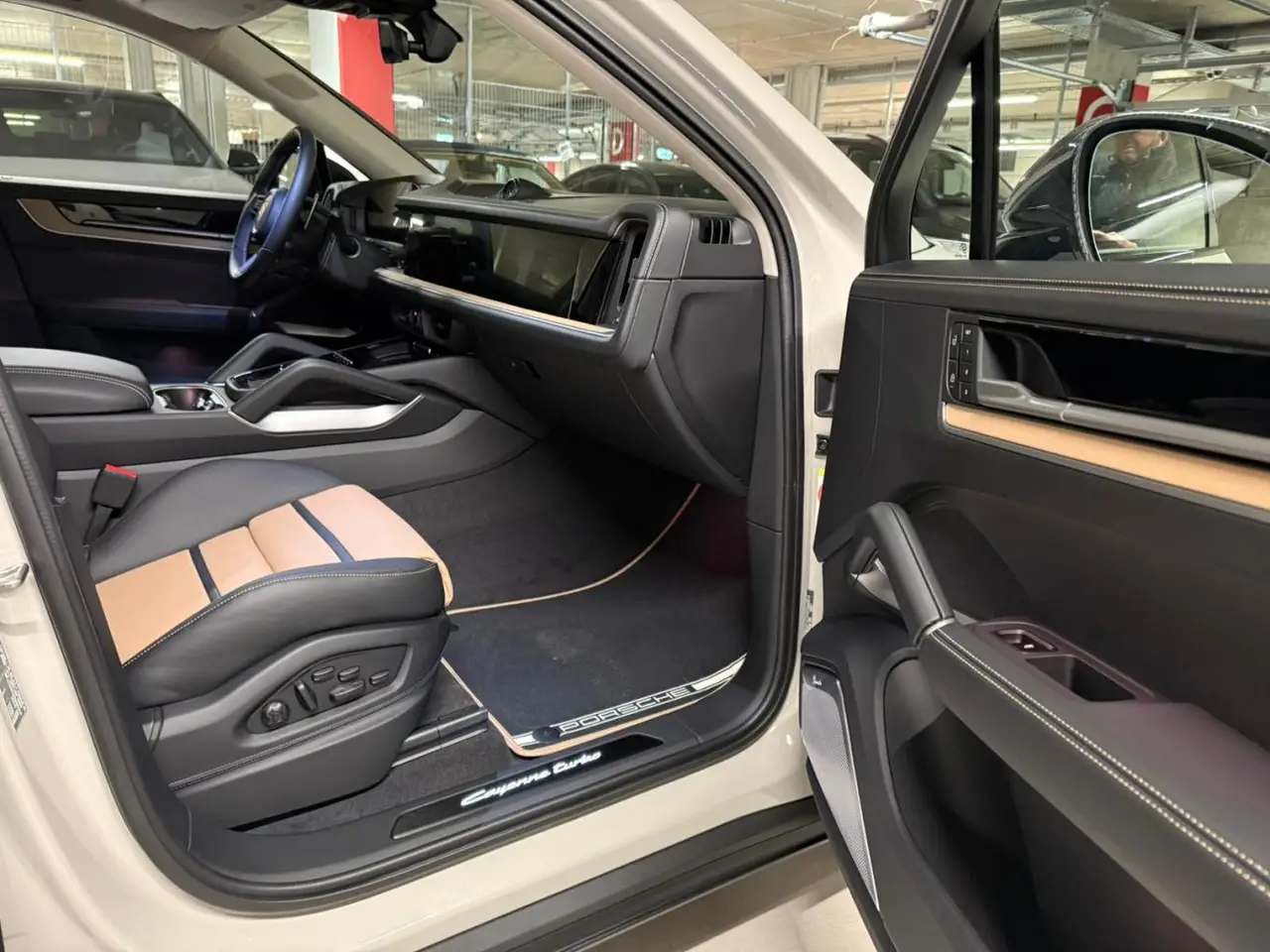 Porsche Cayenne Turbo E-Hybrid Coupé GT 2026, vista posteriore — Priveo Cars, Europa. Porsche Cayenne Turbo E-Hybrid Coupé GT 2026