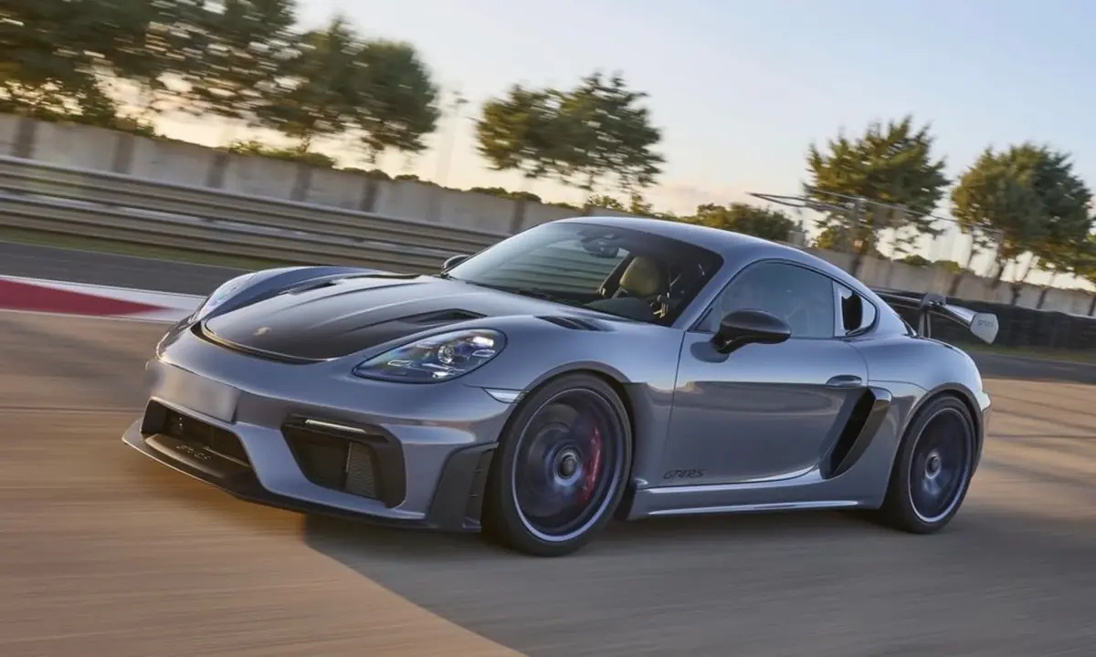 Porsche GT4 RS 2024, вид сзади — Priveo Cars, Европа