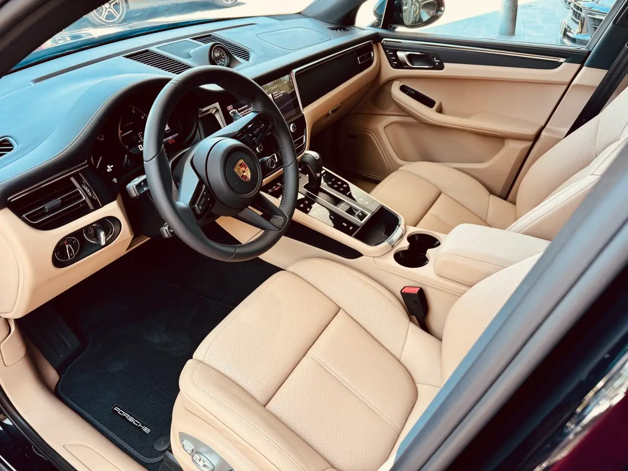 Porsche Macan 2024, vista frontale — Priveo Cars, Europa. Porsche Macan 2024