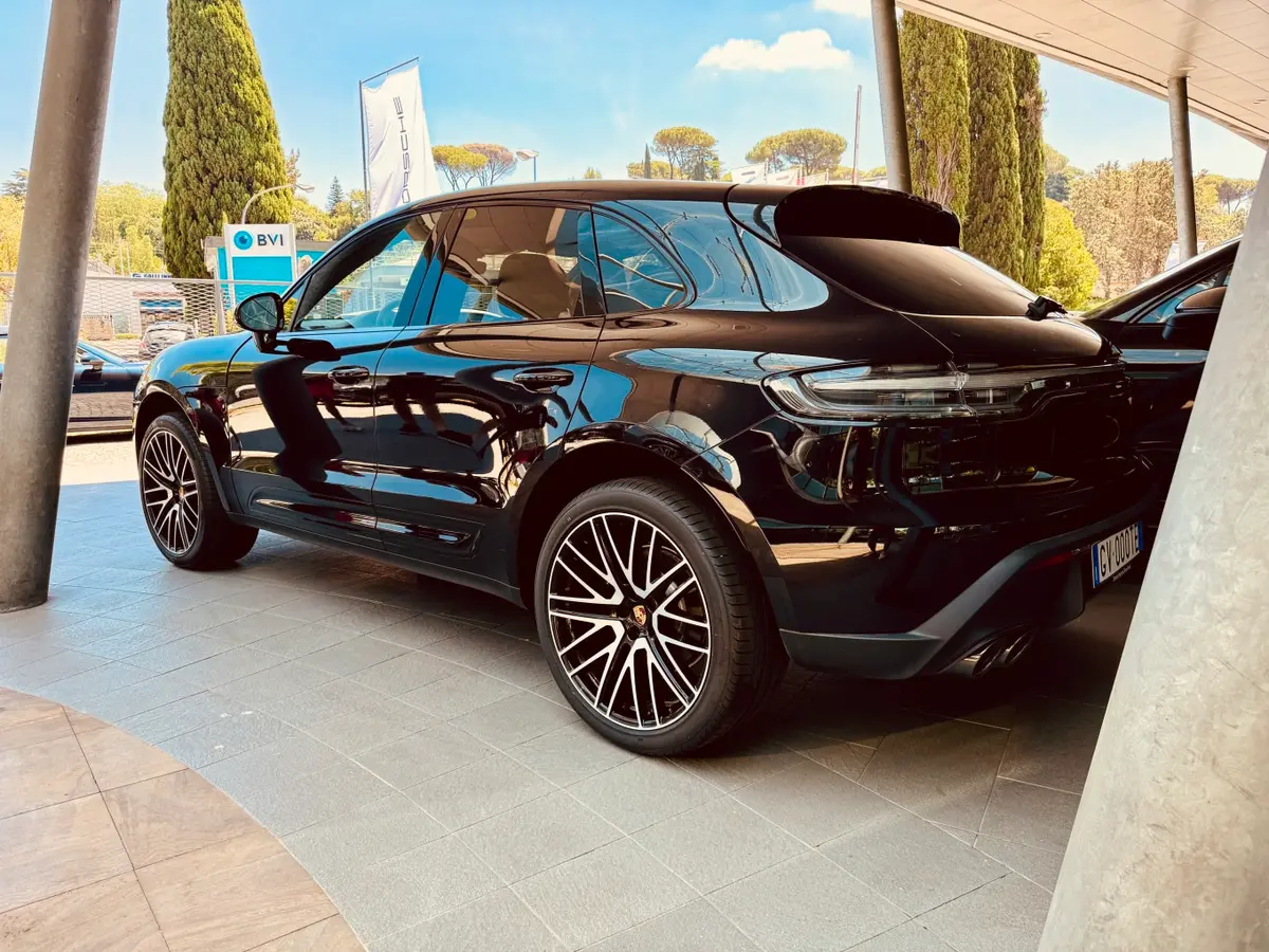 Porsche Macan 2024, vista trasera — Priveo Cars, Europa