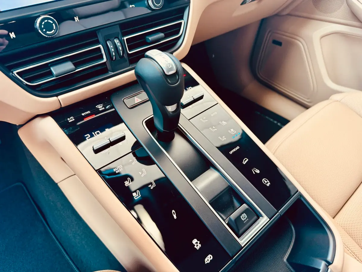 Porsche Macan 2024, interior — Priveo Cars, Europa